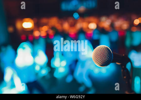 Mikrofon auf einem Stand up Comedy Bühne mit bunten Bokeh, kontrastreiches Bild. Stockfoto