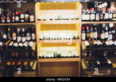 Verschwommenes Bild von Liquor Shop für Hintergrund verwendet. Stockfoto