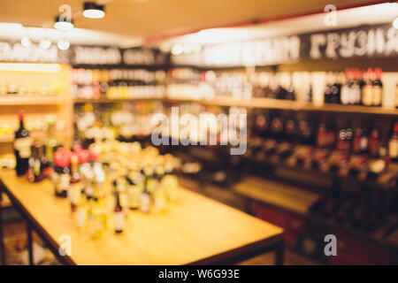 Verschwommenes Bild von Liquor Shop für Hintergrund verwendet. Stockfoto