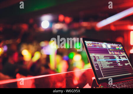 Veranstaltung Tuner controlling Sound von Tablet auf dem Hintergrund der Karaoke Bar. Stockfoto