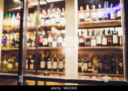 Verschwommenes Bild von Liquor Shop für Hintergrund verwendet. Stockfoto
