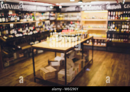 Verschwommenes Bild von Liquor Shop für Hintergrund verwendet. Stockfoto