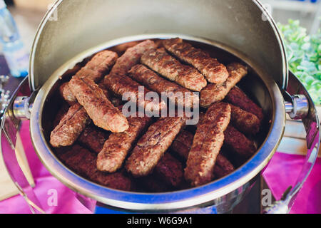 Lula Kebab mit Gemüse. Hackfleisch/Hammel auf dem großen Stahlplatte hacken. Stockfoto