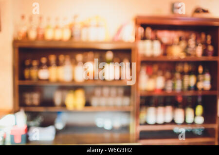 Verschwommenes Bild von Liquor Shop für Hintergrund verwendet. Stockfoto