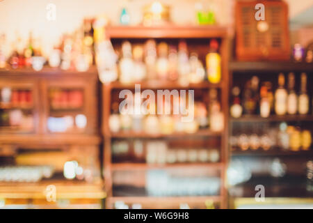 Verschwommenes Bild von Liquor Shop für Hintergrund verwendet. Stockfoto