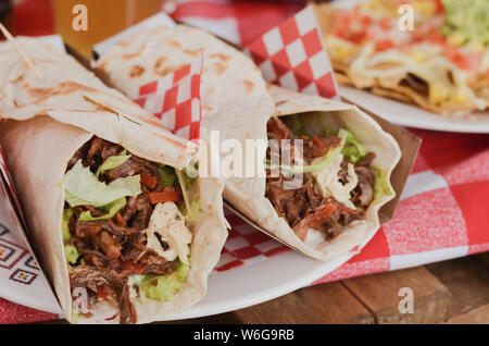 Burritos, gefüllt mit Fleisch und Gemüse. Picknick Mittagessen. Stockfoto