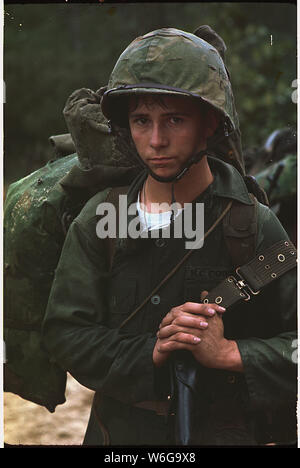 Da Nang, Vietnam. Ein junger Marine private wartet am Strand während der Marine Landung. Stockfoto