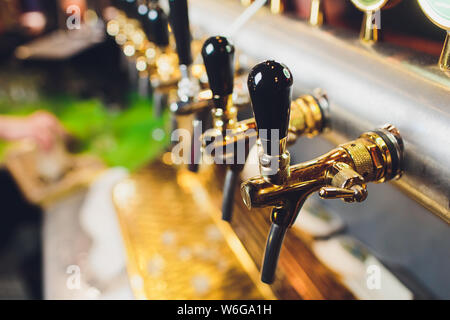 Viele Bier Taps in der Bier Bar. Stockfoto