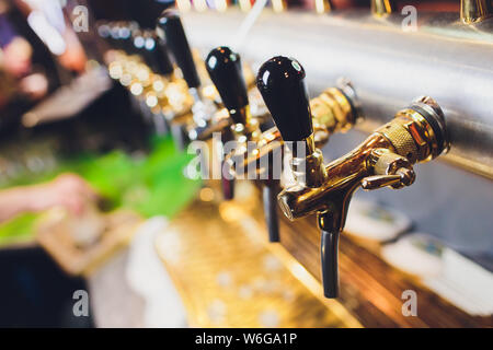 Viele Bier Taps in der Bier Bar. Stockfoto