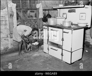 Tochter von Lawson Mayo, Behinderte Bergmann, in der Küche der vier Zimmer Haus, in dem zwei Erwachsene und 10 Kinder leben. Herr Mayo ist jetzt im Krankenhaus mit Silikose. Seine Behinderung war so an Jan. 25, 1946 bestimmt. Zu diesem Zeitpunkt hat er keine Behinderung Entschädigung erhalten. Mullens Smokeless Coal Company, Mullens Mine, Harmco, Wyoming County, West Virginia. Stockfoto