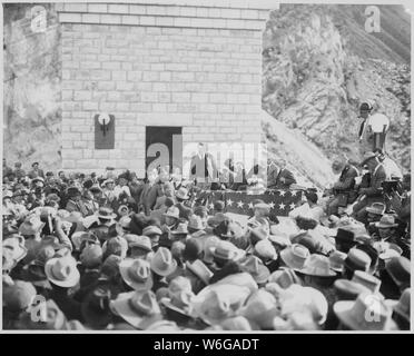 Engagement Zeremonien von Roosevelt Dam [Arizona Gebiet], Colonel Roosevelt sprechen, 18. März 1911. Durch Lubkin Stockfoto