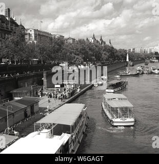 1960 s, historischen, viktorianischen Damm, Leute warten am Flussufer am Westminster Pier im Hafen von Londpn Behörde Board das Alpha Rose vergnügen oder touristische Boot für eine Stadtrundfahrt auf der Themse, London, England, UK. Stockfoto