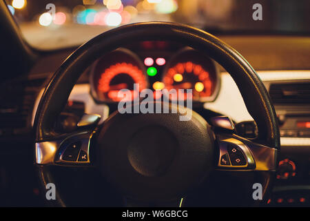 Tachometer zählen hohe Geschwindigkeit in einer schnellen Bewegung. Sportliches Fahrzeug die Zusatzinstrumente bei Nacht beleuchtet. Drehzahlmesser. Modernes Fahrzeug Cluster. Stockfoto