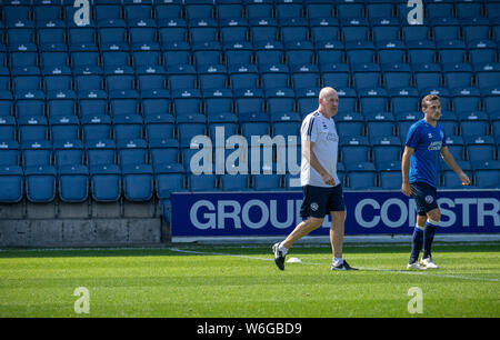 Queens Park Rangers Manager Mark Warburton mit footballer Josh Scowen trägt ein blaues Top während einer Trainingseinheit an der Loftus Road London W12 Stockfoto