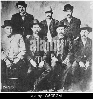 Dodge City [Kans.] Frieden Kommissare. L bis R: Chas. Basset, W. H. Harris, Wyatt Earp, Lukas Kurz, L. McLean, Bat Masterson, Neal Braun. Von Camillus S. Fliegen, Ca. 1890 Stockfoto