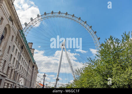 London/UK, 15. Juli 2019 - Das London Eye vor einem strahlend blauen Sommerhimmel Stockfoto