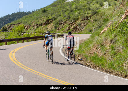 Mountainbiken - Radfahrer klettern auf einem steilen und kurvigen Bergstrasse in Lookout Mountain in der Nähe von Golden, Colorado, USA. Stockfoto