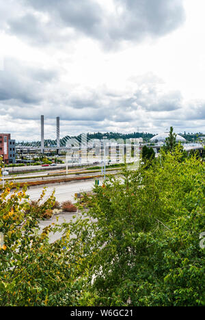 Blick von oben Die Marina in der Nähe des Museum für Glas in Tacoma, Washington. Die Ansicht enthält die 21 Brücke, Marina, und der Tacoma Dome. Stockfoto