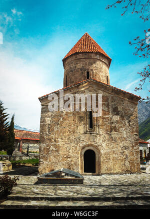 Alte albanische christliche Kirche im Dorf von Kisch in der Nähe der Stadt Sheki in Aserbaidschan vor der Kulisse des Kaukasus. In der 13 t gebaut Stockfoto