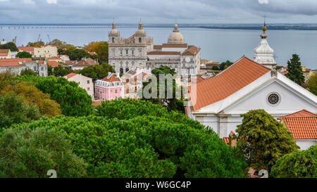 Mit Blick auf die Stadt Lissabon von der jahrtausend alten Mauern von St. George's Castle; Lissabon Region Lissabon, Portugal Stockfoto