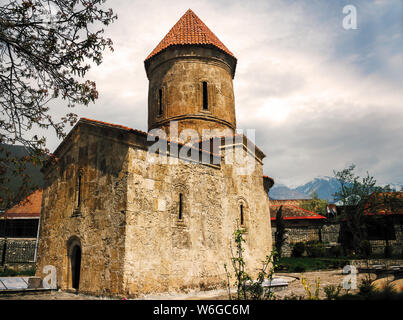 Alte albanische christliche Kirche im Dorf von Kisch in der Nähe der Stadt Sheki in Aserbaidschan vor der Kulisse des Kaukasus. In der 13 t gebaut Stockfoto