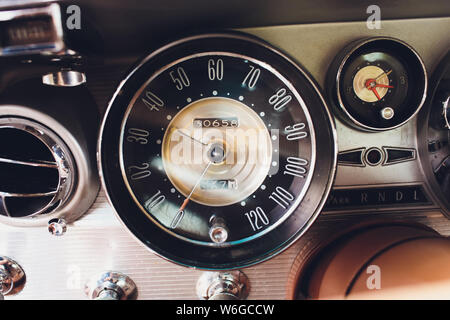 Oldtimer Armaturenbrett mit Chrom Felgen Tachometer Tachometer. Stockfoto