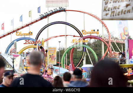 Herne, Deutschland. 01 Aug, 2019. Besucher Fahrt die Cranger Kirmes mit der Achterbahn. Heute ist die 535 Cranger Kirmes wurde eröffnet und läuft bis zum 11. August. Credit: Caroline Seidel/dpa/Alamy leben Nachrichten Stockfoto