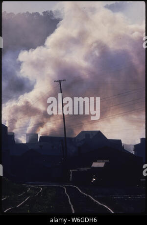 EMISSION DER UNION CARBIDE Ferro Alloy Plant verdunkelt DEN HIMMEL IN DER LEGIERUNG, WV Stockfoto