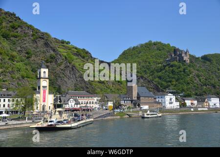 Katz (Katzen) Schloss am Rhein und der Stadt Altstadt Stockfoto