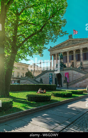 BERLIN, DEUTSCHLAND - 26. SEPTEMBER 2018: Die vertikale Ansicht von einem großen Baum vor dem Garten am Eingang der Alten Nationalgalerie, ein Stockfoto