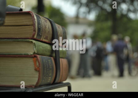 In der Moderne, die Menschen, ihre Bücher in ihre Fahrräder zu transportieren. Baum Bücher gebunden ist und auf der Rückseite ein Fahrrad. Als es in der Vergangenheit zu tun Stockfoto