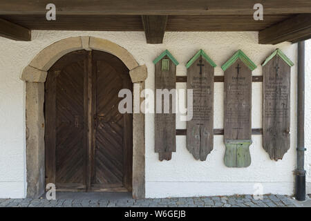 Memorial Boards an der Wand der Kapelle, Bodenmais, Bayerischer Wald, Bayern, Deutschland Stockfoto