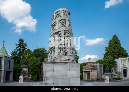 Mailand, Italien; Juli 2019: Dies ist eine der ungewöhnlichen Krypten auf dem Cimitero Monumentale Mailand, der als einer der reichsten Grabsteine und monumen Stockfoto