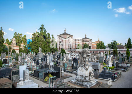 Mailand, Italien; Juli, 2019: monumentale Friedhof von Mailand, der größte Friedhof in Mailand. Es ist für die Fülle der künstlerischen Gräber und Monumente. Stockfoto