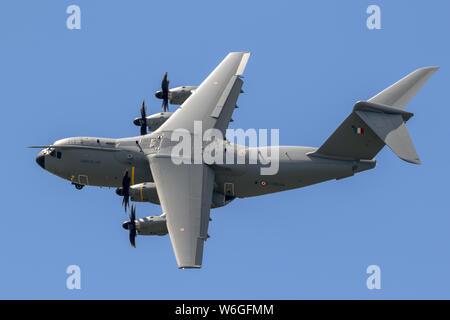 LE BOURGET PARIS - 21.Juni 2019: Französische Luftwaffe Airbus A400M Flugzeug fliegen Demonstration auf der Paris Air Show. Stockfoto