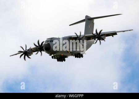 LE BOURGET PARIS - 21.Juni 2019: Französische Luftwaffe Airbus A400M Flugzeug fliegen Demonstration auf der Paris Air Show. Stockfoto
