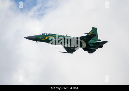 LE BOURGET PARIS - 21.Juni 2019: Pakistan Air Force PAC JF-17 Thunder fighter Jet plane flying Demonstration auf der Paris Air Show. Stockfoto