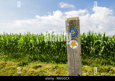 Wales Coast Path Zeichen auf hölzernen Pfosten entlang der walisischen Küste zwischen Aberthaw und Llantwit Major auf der Glamorgan Heritage Coast South Wales Stockfoto