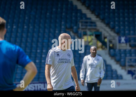 Training Queens Park Rangers Manager Mark Warburton an der Loftus Road Stadium in West London mit Jugend Trainer und ehemaligen QPR Manager Chris Ramsey Stockfoto