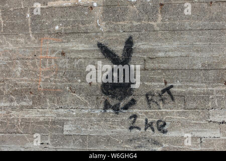 Playboy Logo in schwarz, in einem Krieg, Bunker auf Skagen Strand lackiert Stockfoto