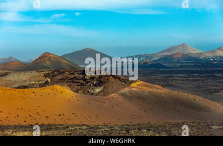 Vulkanische Landschaft und Vulkan Krater Timanfaya National Park, Lanzarote, Kanaren, Spanien Stockfoto