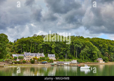 Bild von einem kleinen Hafen an der Mündung der Rance, Frankreich Stockfoto