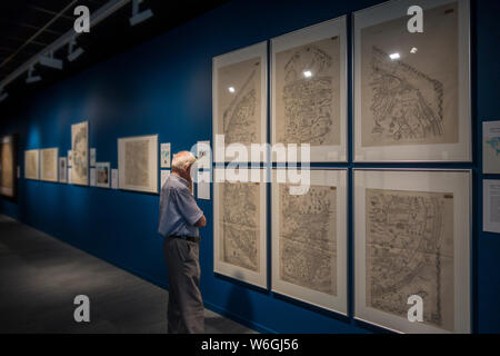 Ältere Besucher auf alten Karten in der Mercator Museum über die Geschichte der Kartographie, Sint-Niklaas, Ostflandern, Belgien Stockfoto