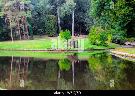 Wald Landschaft, See im Wald im dendrologische Nationalpark Sofiyivka in Uman, Ukraine, Bäume sind im Wasser wider. Frühling, Sommer, Herbst v Stockfoto