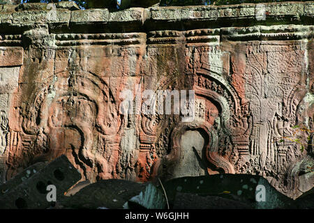 Relief Schnitzereien an der Wand des vierten Gehäuses, Ta Prohm, Angkor, Siem Reap, Kambodscha Stockfoto