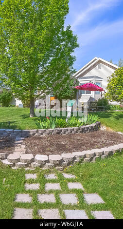 Vertikale angelegten begrünten Hof des Hauses mit üppigen Bäumen und dekorativen Beton Steine Stockfoto