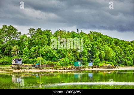 Bild von Fischen Stationen an der Mündung des Flusses Rance in Frankreich Stockfoto