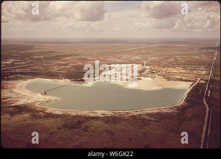 FLORIDA PORTLAND ZEMENT FABRIK IN DER NÄHE VON DEN GRENZEN DER EVERGLADES Stockfoto