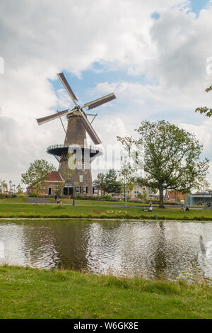 Leiden, Niederlande - 19 Juli 2019 holländische Windmühle de Valk auf Leiden Canal Stockfoto