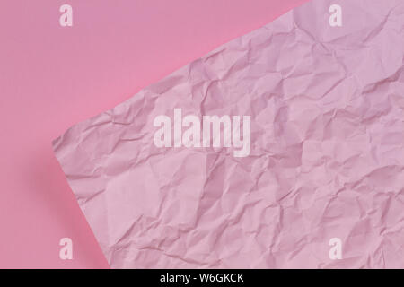 Rosa zerknittertes Papier über leere rosa Papier Textur Hintergrund zerknittert Stockfoto
